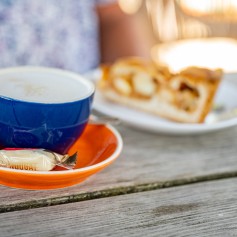 koffie op terras met apeltaart  (1).jpg