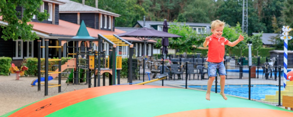 Spelen airtrampoline