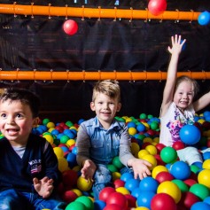 Kinderen in ballenbak