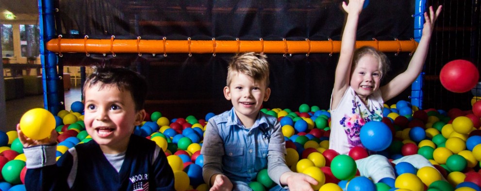 Kinderen in ballenbak