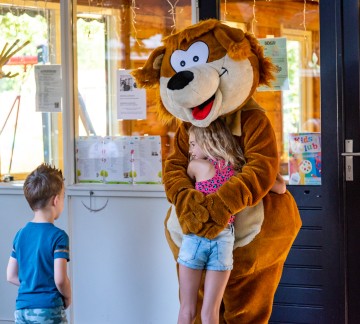 heggie knuffelt recreatie.jpg
