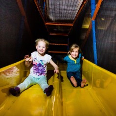 kinderen op glijbaan