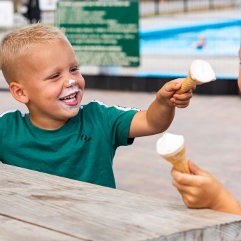 horeca terras ijsje eten.jpg