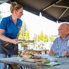 bediening eten terras.jpg