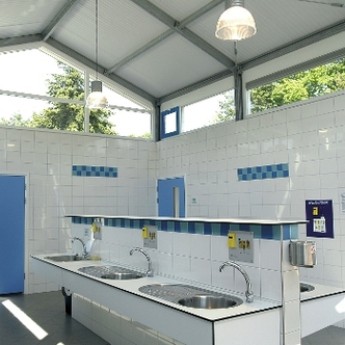 Sanitair gebouw van binnen
