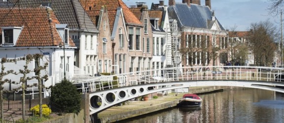 59341_fullimage_view_on_dokkum_from_canal_818x512.jpg