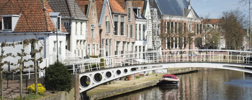 59341_fullimage_view_on_dokkum_from_canal_818x512.jpg