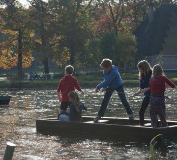 Het Nederlands Openluchtmuseum - Kinderen op het water
