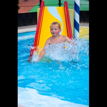 zwembad jongen van glijbaan.jpg