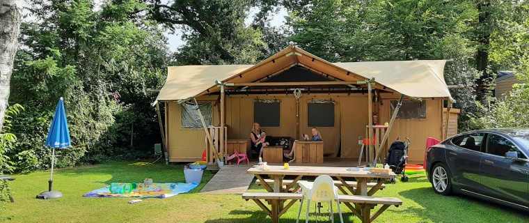 H97. Veluwse Safarilodge vrouw met kids met monedlinge toestemming - publicatie (1).jpg
