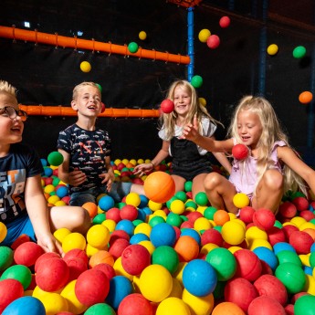 ballenbak spelende kinderen heggies.jpg