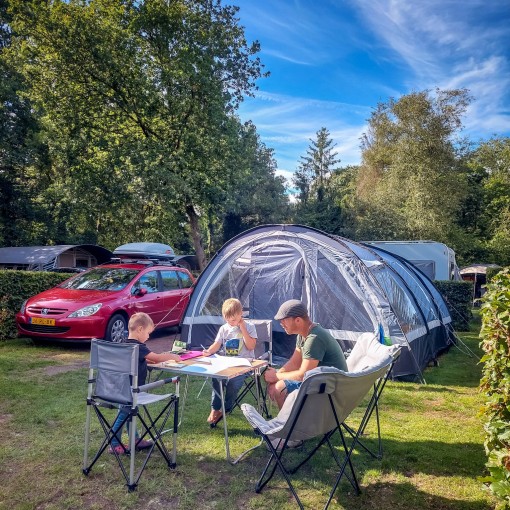 kampeerplaats met auto tent 2023 (1).jpeg
