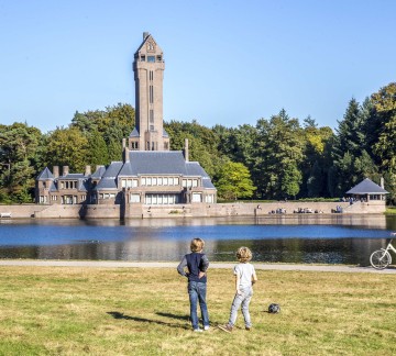 Nationaalpark De Hoge Veluwe _Jachthuis Sint Hubertus Omnibusrevue.jpg